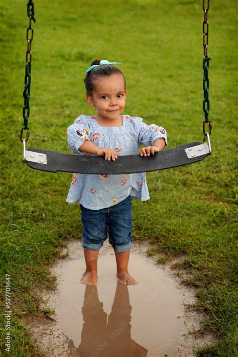 Niña hermosa feliz morena latina jugando con un columpio disfrutando de un hermoso atardecer en