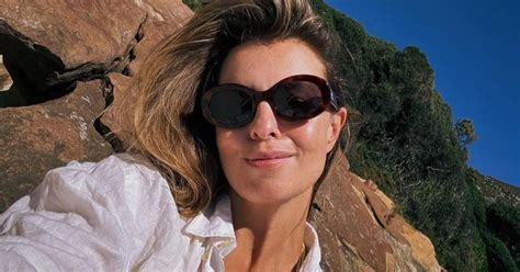 Laura Wontorra im Bikini nur ein Hemd verdeckt das Nötigste