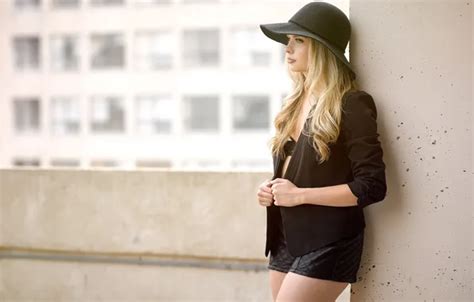 Обои girl shorts hat woman young model blonde cute на телефон и рабочий стол раздел