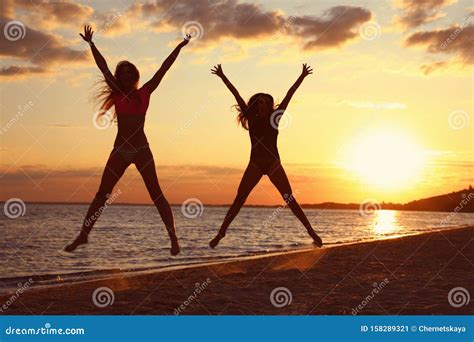 Une Jeune Femme En Bikini Avec Sa Petite Amie Joli Couple Image Stock Image Du Copie Noir