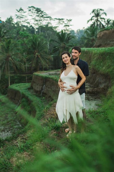 Jovem Gr Vida Latina Marido Uma Vis O Incr Vel Dos Terra Os De Arroz Imagem De Stock
