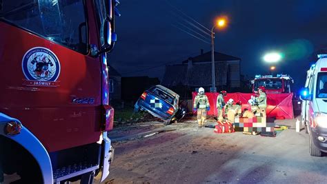 Tragiczny Wypadek W Regionie W Mikicinie Opel Uderzy W Ogrodzenie