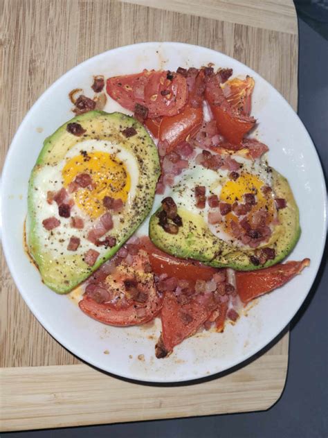 Avocado Mit Ei Speck Und Tomate Berbacken Einfach Gute Rezepte