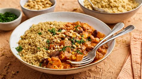 Ein Köstliches Essen Mit Couscous Bohnen Und Erdnusssauce