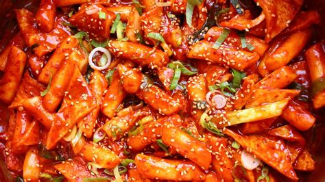 Best Tteokbokki Recipe - How To Make Spicy Korean Rice Cakes