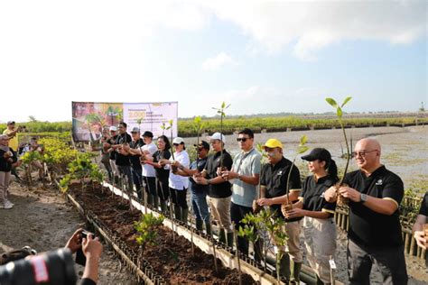 Maybank Indonesia Tanam Bibit Mangrove Untuk Rayakan Hari