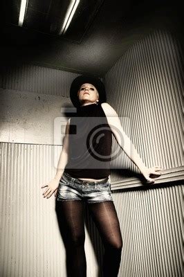 Sexy blonde mädchen posiert in aufzug erotic art photo leinwandbilder bilder Domina Herrin