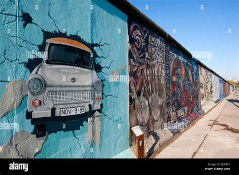 Berliner Mauer Neu übermalt Wandbild Des Trabant Auto Auf Berliner