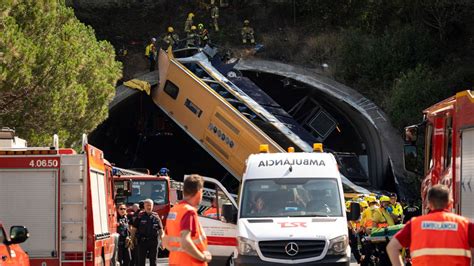 Tres Heridos Graves Y Otros Leves En El Vuelco De Un Autocar En Un