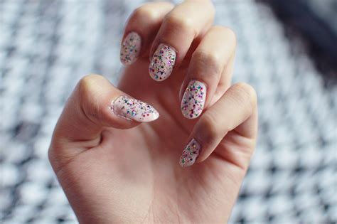 Nails Nude Glitter Amy Valentine