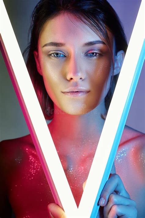 Lingerie Tussen Naakte Vrouwenbenen Wordt Geplaatst In Bed Dat Stock Foto Image Of Romantisch