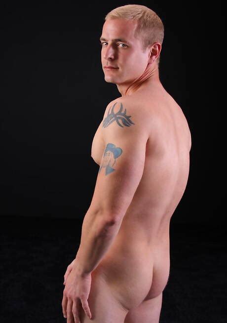 Bodybuilder Earl Get Naked And Showing His Ass In Hot Shower