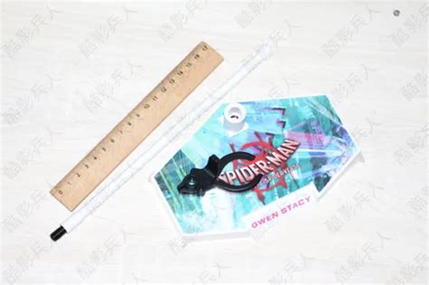 STAND HOT TOYS Spider Man Into The Spider Verse Spider Gwen Figure HT MMS