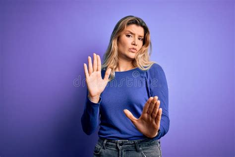 Junge Schöne Blonde Frau Ein Lockeres Hemd über Isolierten Violetten Hintergrund Trägt Und