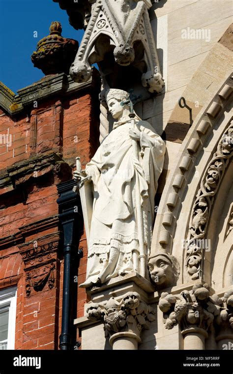 St Thomas A Becket Statue On The Guildhall Northampton Uk Stock