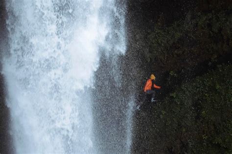 Excursionista Femenina Con Una Vista De La Cascada Kvernufoss En El Sur