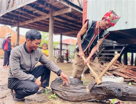 Làng Pyang Giữ Nghề Tạc Tượng Gỗ Dân Gian