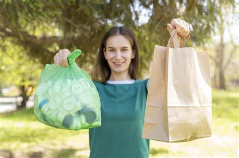 Paper vs plastic bags - which one is better - Fairprint