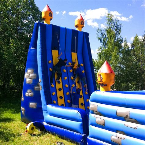 Надувной скалодром с полосой препятствий на батуте Крепость на ...