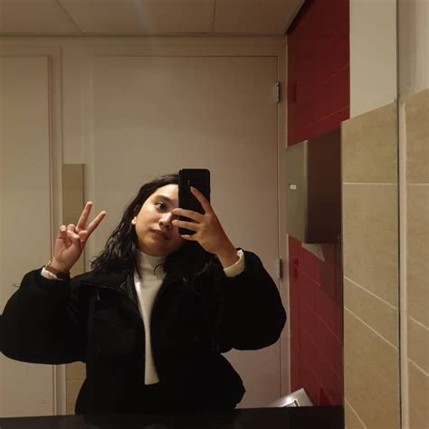 10 Potret Menawan Rachel Amanda Lakukan Mirror Selfie Kece