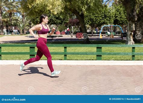 Une Fille Qui Court Dans Un Parc Photo stock Image du actif brouillé