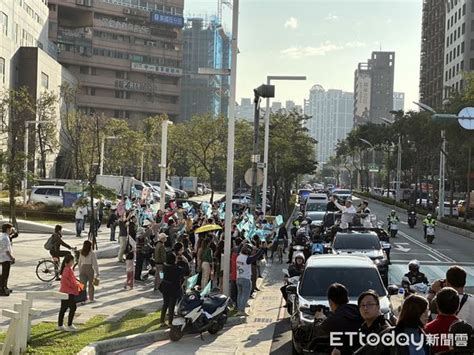 直擊／柯文哲車掃首日！攻侯友宜新北本命區 2藍小雞幫喊「加油」 Ettoday政治新聞 Ettoday新聞雲