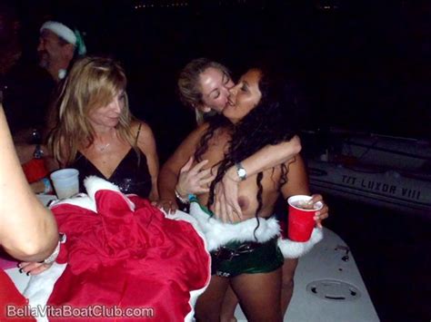 Barbi The World S Biggest Exhibitionist From Blondeflasher Hosts The World S Wildest Naked