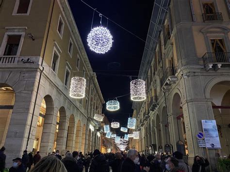 Accese le luminarie perchè il Natale sia speranza VIDEO FOTO