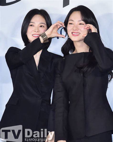 Clip hot Song Hye Kyo né bạn gái tin đồn của Song Joong Ki như né tà vì lý do không ngờ