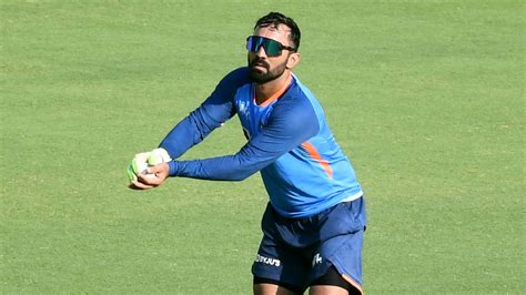 T World Cup Dinesh Karthik Suffers Back Spasm Remains Doubtful