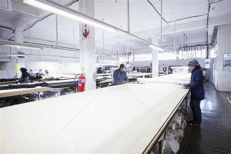 服装厂中在纺织上作标记的男女工厂人高清图片下载 正版图片501876636 摄图网