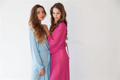 Duas Belas Mulheres Na Moda Em Lingerie No Quarto Na Cama Imagem De Stock Imagem De Povos