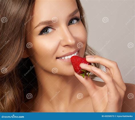 La Giovane Bella Ragazza Sexy Con Capelli Ricci Scuri Le Spalle Nude Ed Il Collo Tenenti La