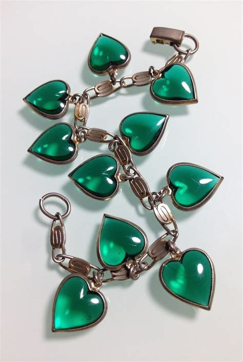 Винтажный чарм-браслет от "Warner" с чармами в форме сердец изумрудного ...