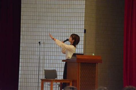 Hot girl phim 18 đình đám bất ngờ được mời lên đứng lớp đại học cuối buổi sinh viên quây