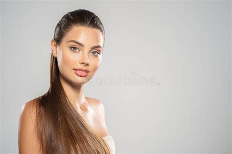 Ritratto Di Una Bella Donna Dai Capelli Lunghi Una Giovane Modella Di Brunette Con Bellissimi