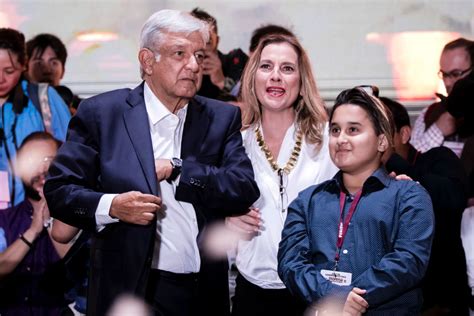 Guti Rrez M Ller Y Su Hijo Se A Slan Tras El Contagio De Amlo De Covid