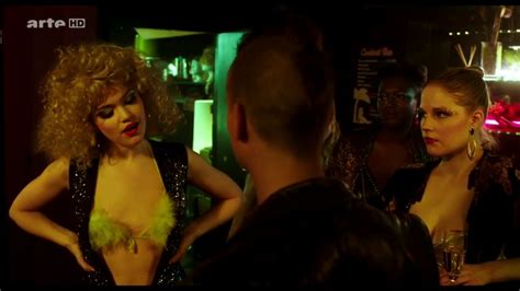 Naked Emilia Schüle in Tod den Hippies Es lebe der Punk