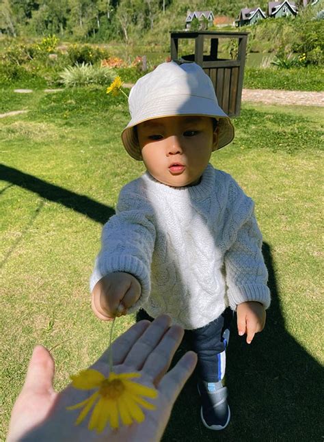 Lần đầu đăng ảnh bikini bên con trai Hoà Minzy ngại ngùng vì hở hang thừa nhận ngực chảy xệ