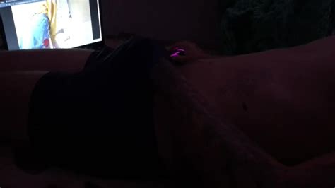 молодой татуированный парень дрочит Pornhub Gay