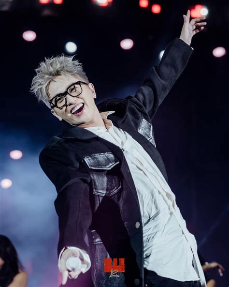 Tóm dính sao nam Vbiz cặp kè ghệ mới hot girl zoom cận chi tiết bàn tay càng gây bàn tán