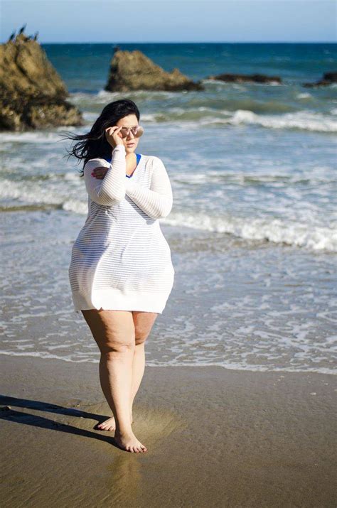 Curvy Bikini Babe In A Coverup Scrolller