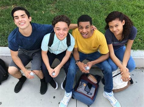 Pin By Kamonelle24 On On My Block Cute Actors Santos Gang On My