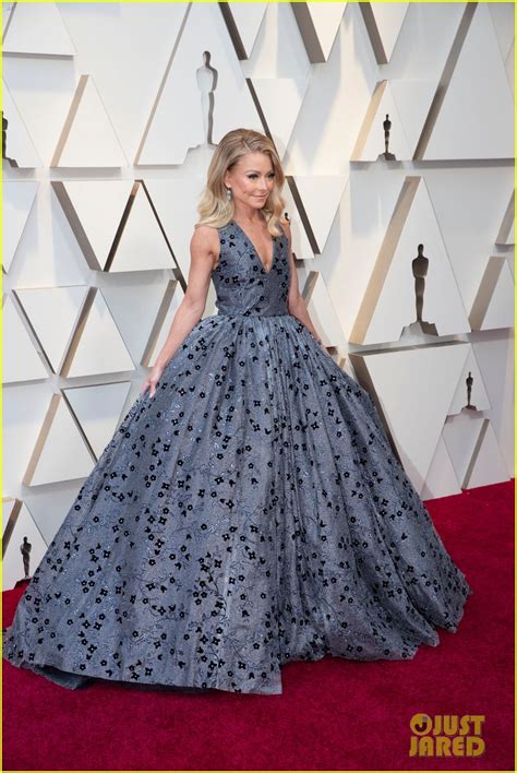 Kelly Ripa Hits Oscars 2019 Red Carpet With Husband Mark Consuelos