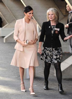 PHOTOS Meghan Markle élégante en total look nude pour sa première visite en tant que marraine