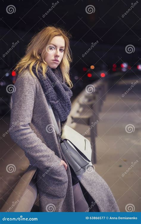 Belle Femme Blonde Dans Le Long Manteau Chaud Gris Jupe Bottes Et Image Stock Image Du