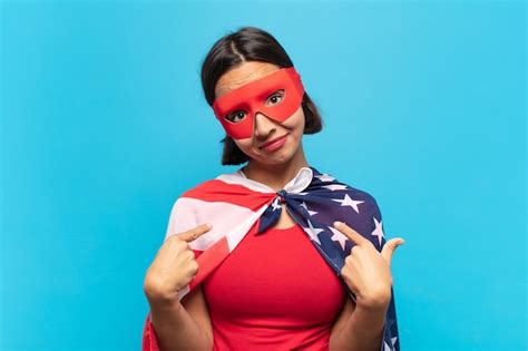 Mujer Latina Joven Que Parece Orgullosa Arrogante Feliz Sorprendida
