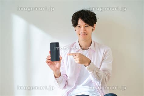 スマートフォンを手にしている若い日本人男性 （人物）の写真素材 245617056 イメージマート