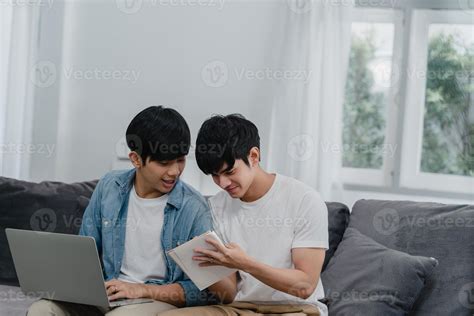 joven pareja gay asiática trabajando portátil en casa moderna Asia hombres lgbtq felices