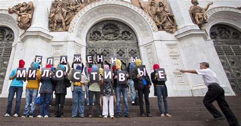 G Apoiadores Da Banda Pussy Riot Protestam Em Igreja Em Moscou Not Cias Em M Sica